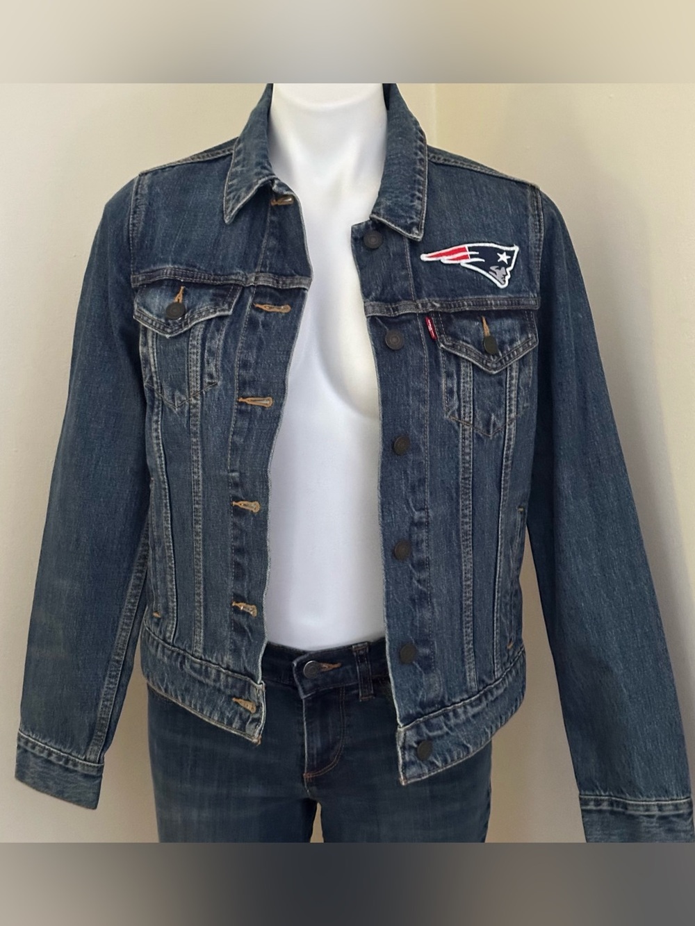 LEVI’S Patriot’s NFL Dark Blue Denim Jean Jacket With Red & White Patch Sz M